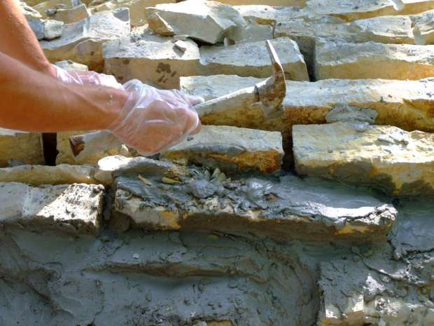 Stones inserted into to the arch joints